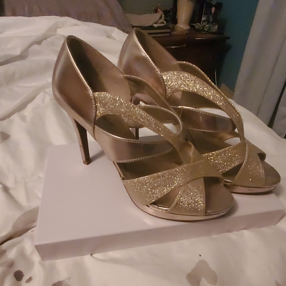 Thick strap, matte & glitter gold heels
